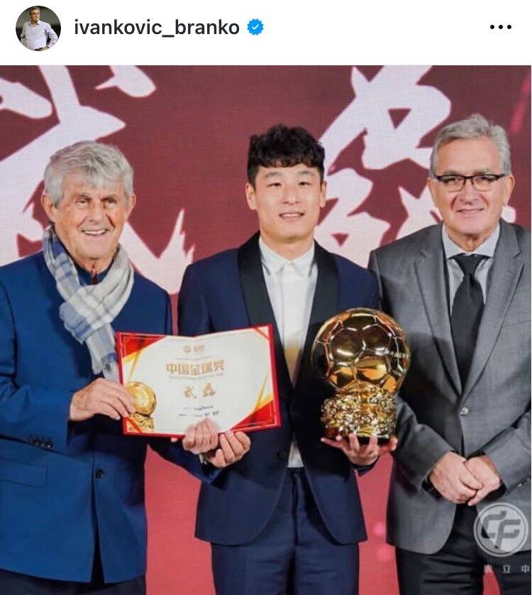  出席中國金球獎(jiǎng)?lì)C獎(jiǎng)儀式，伊萬曬與武磊、米盧同框照片