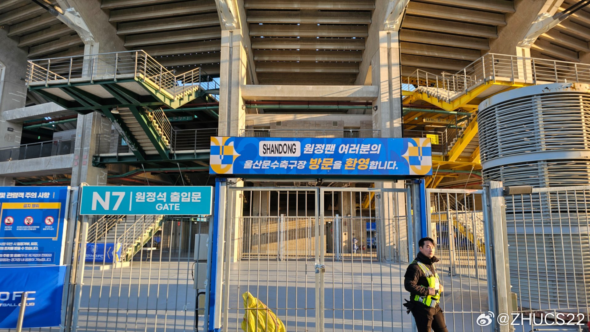  博主：蔚山現(xiàn)場工作人員、轉(zhuǎn)播車、安保在準備撤場，場外一片安靜