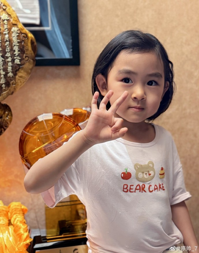  三分大賽三冠王！原帥曬三冠獎(jiǎng)杯：完成了女兒給安排的任務(wù)！