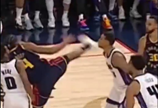  抬腳過高踢到了對手下巴！NBA官方：穆迪這一動作被判1級惡犯