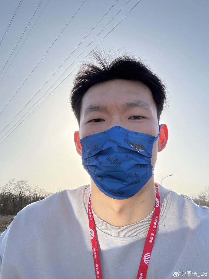  悠閑！周琦騎京牌電動車出行：太陽出來了 開京牌兜兜風！