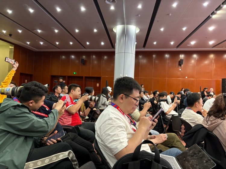  萬眾矚目！記者擠滿國足賽前新聞發(fā)布廳，賽場記者預計超300人