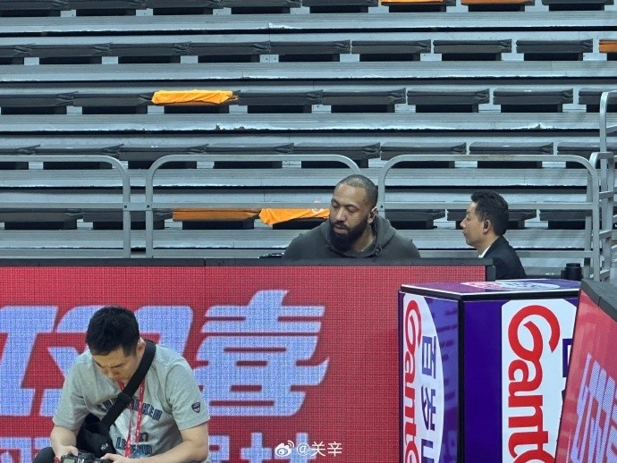  今晚不打？廣東主場迎戰(zhàn)廣廈 吉倫沃特一身便裝現(xiàn)身球館